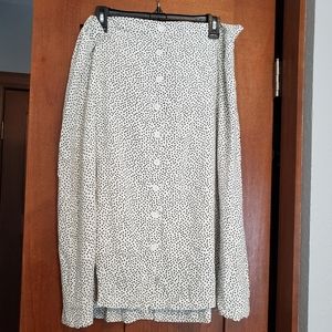 White&black poka dot skirt.